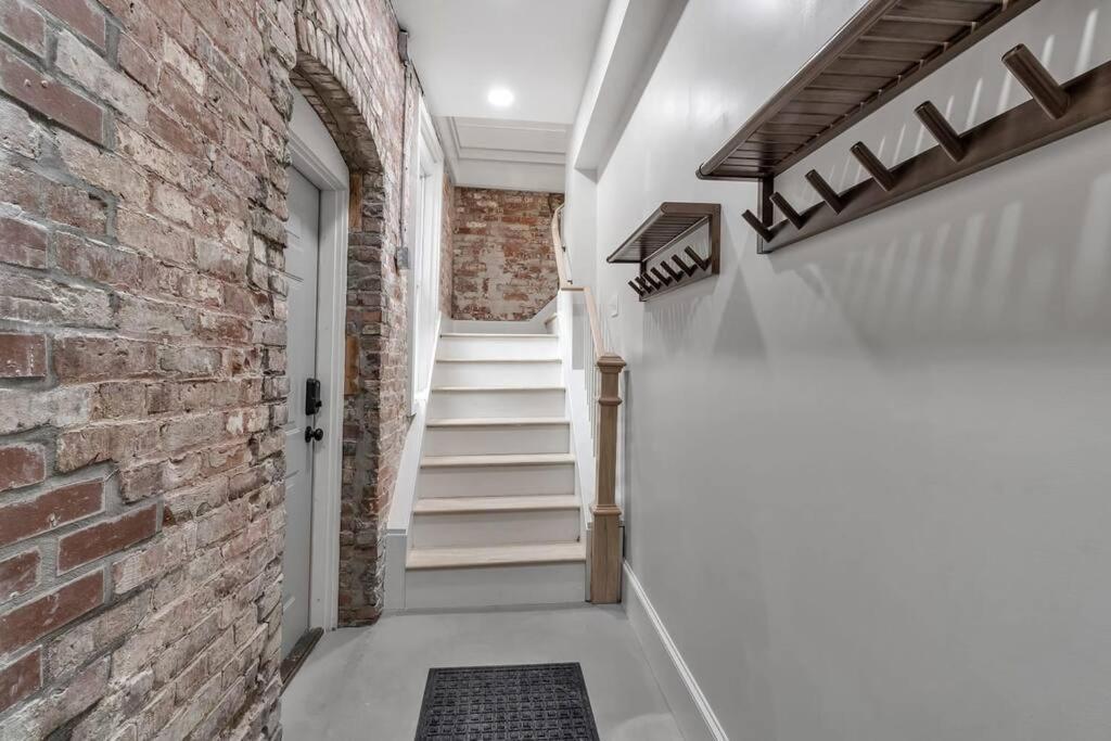 Carriage House Loft - King Bed And Garage Parking Lejlighed Buffalo Eksteriør billede